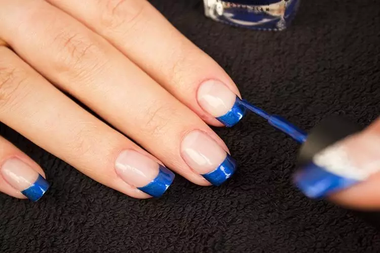 Blue Manicure (102 myndir): Fallegt manicure af bláum lit með glitrum og teikningum, hugmyndum og hönnun nýjungar 24466_11