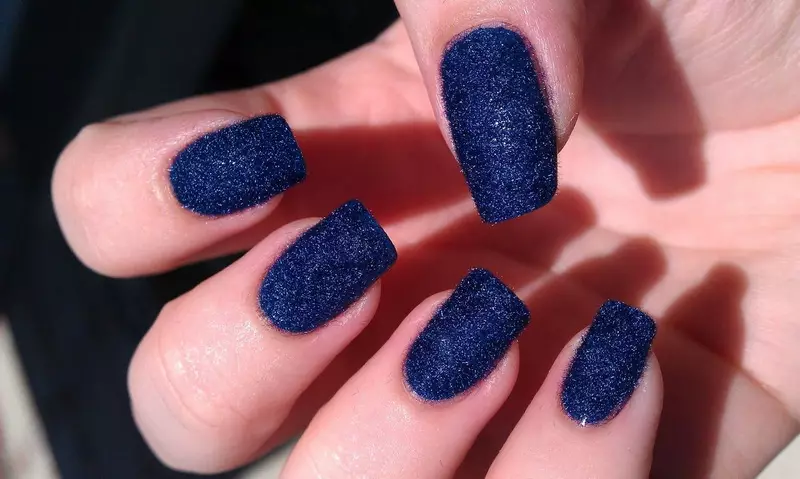 Blue Manicure (102 myndir): Fallegt manicure af bláum lit með glitrum og teikningum, hugmyndum og hönnun nýjungar 24466_15