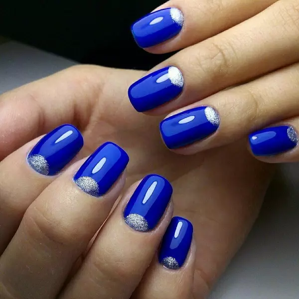 Mėlyna manikiūras (102 nuotraukos): gražus mėlynos spalvos manikiūras su sparkles ir brėžiniais, idėjomis ir dizaino naujovėmis 24466_41