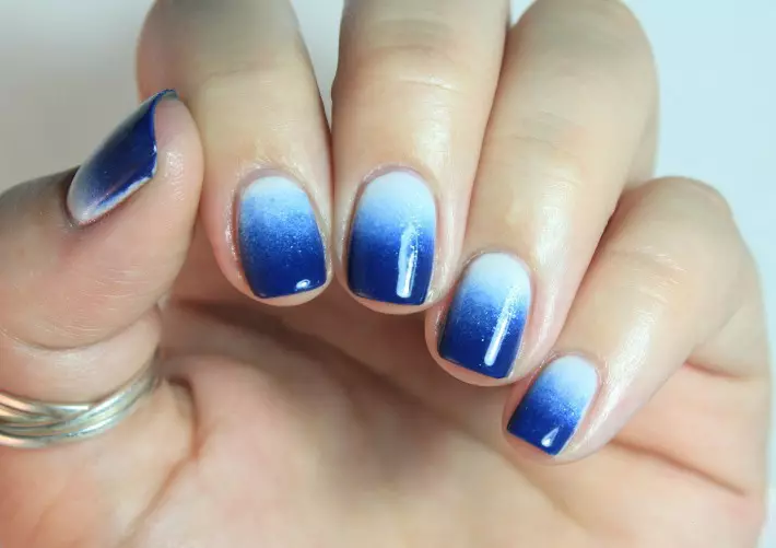 Blue Manicure (102 myndir): Fallegt manicure af bláum lit með glitrum og teikningum, hugmyndum og hönnun nýjungar 24466_55
