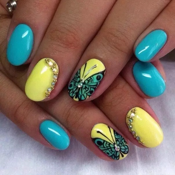 Manicura azul-amarela (51 fotos): ideas de deseño de uñas en tons amarelos e azuis 24468_12