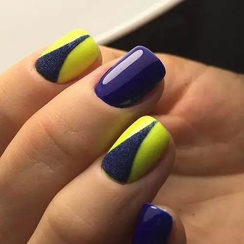 Manicura azul-amarela (51 fotos): ideas de deseño de uñas en tons amarelos e azuis 24468_15