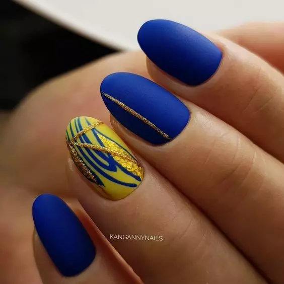 Manicura azul-amarela (51 fotos): ideas de deseño de uñas en tons amarelos e azuis 24468_16
