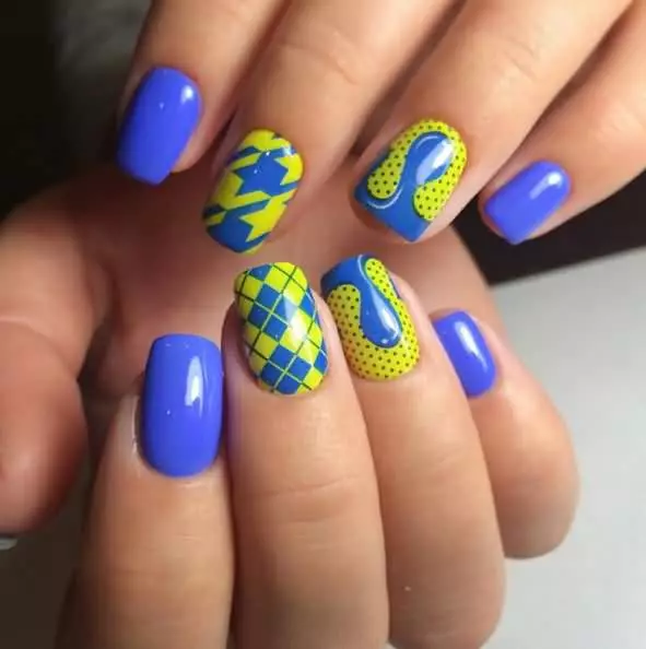 Manicura azul-amarela (51 fotos): ideas de deseño de uñas en tons amarelos e azuis 24468_18