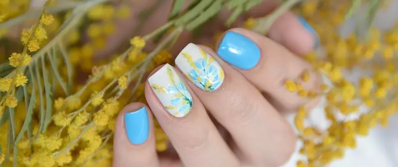 Manicura azul-amarela (51 fotos): ideas de deseño de uñas en tons amarelos e azuis 24468_21