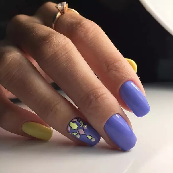 Manicura azul-amarela (51 fotos): ideas de deseño de uñas en tons amarelos e azuis 24468_23