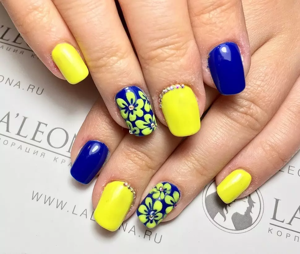 Plavo-žuta manikir (51 slike): noktiju dizajn ideje u žute i plave tonove 24468_24