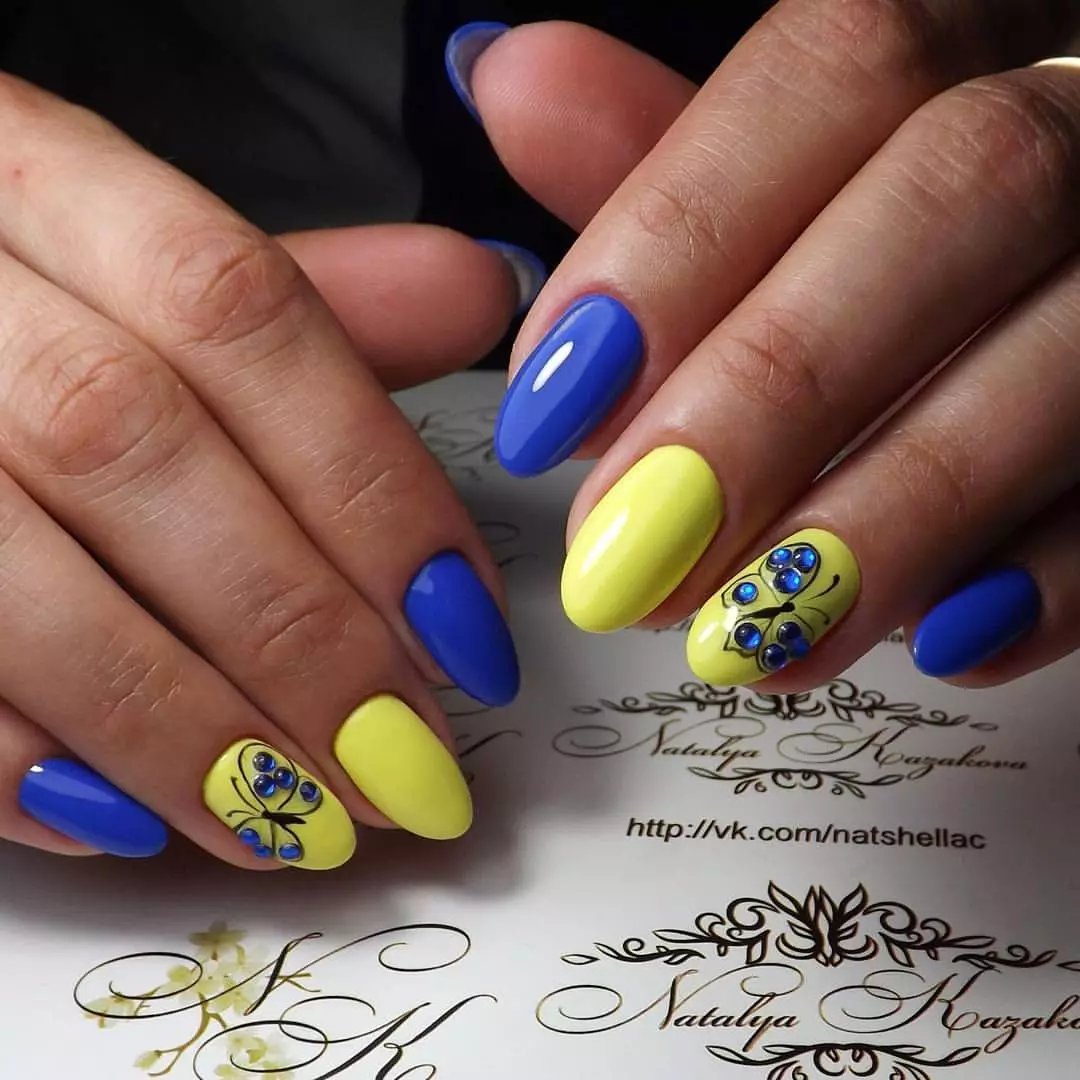Plavo-žuta manikir (51 slike): noktiju dizajn ideje u žute i plave tonove 24468_25