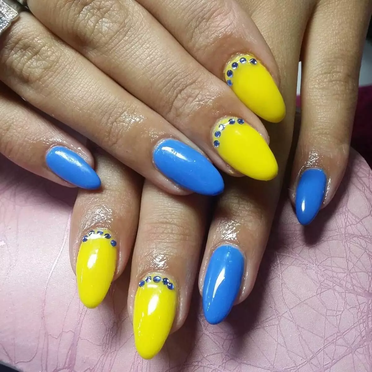 Manicura azul-amarela (51 fotos): ideas de deseño de uñas en tons amarelos e azuis 24468_26