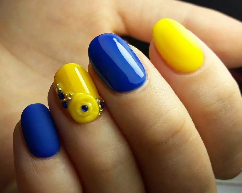 Manicura azul-amarela (51 fotos): ideas de deseño de uñas en tons amarelos e azuis 24468_27