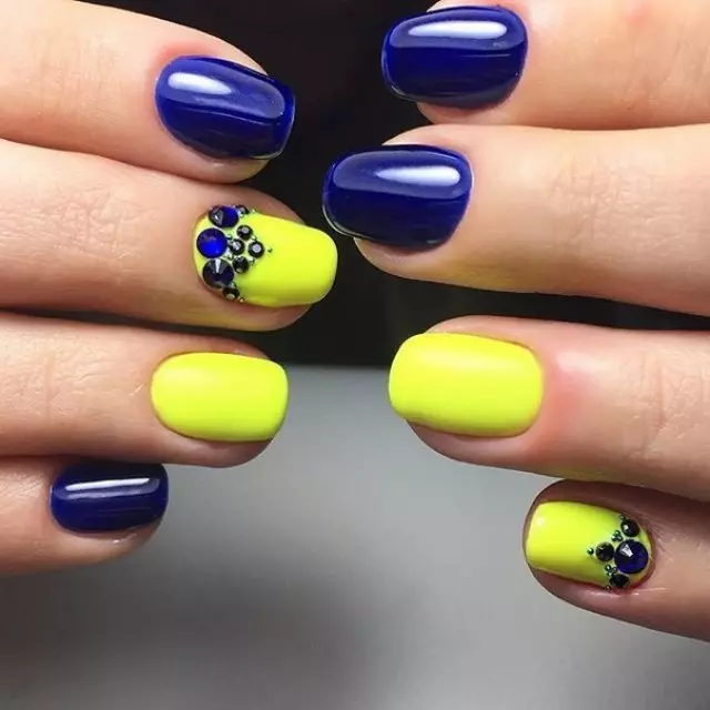 Manicura azul-amarela (51 fotos): ideas de deseño de uñas en tons amarelos e azuis 24468_28