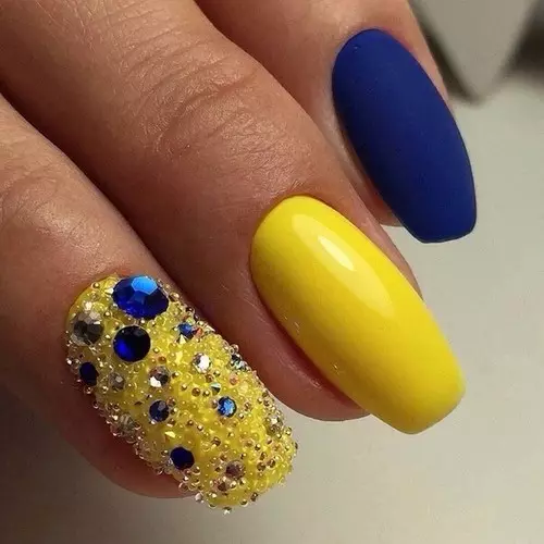Manicura azul-amarela (51 fotos): ideas de deseño de uñas en tons amarelos e azuis 24468_29