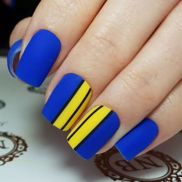 Manicura azul-amarela (51 fotos): ideas de deseño de uñas en tons amarelos e azuis 24468_3