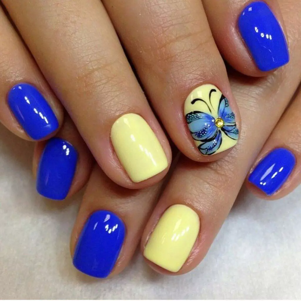 Manicura azul-amarela (51 fotos): ideas de deseño de uñas en tons amarelos e azuis 24468_30