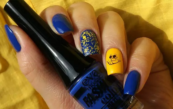 Manicura azul-amarela (51 fotos): ideas de deseño de uñas en tons amarelos e azuis 24468_31