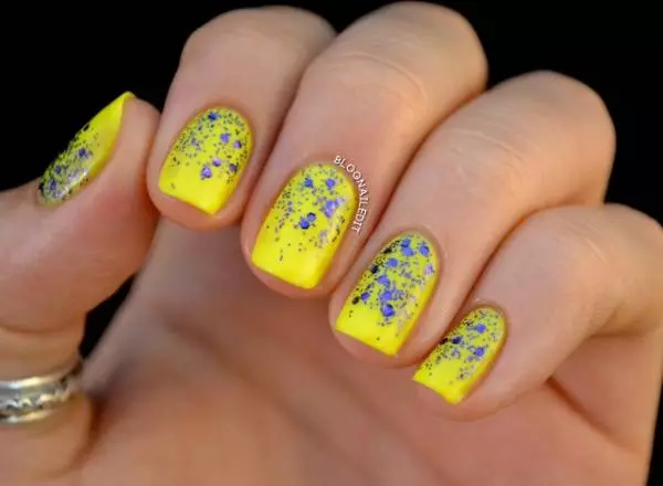 Manicura azul-amarela (51 fotos): ideas de deseño de uñas en tons amarelos e azuis 24468_32