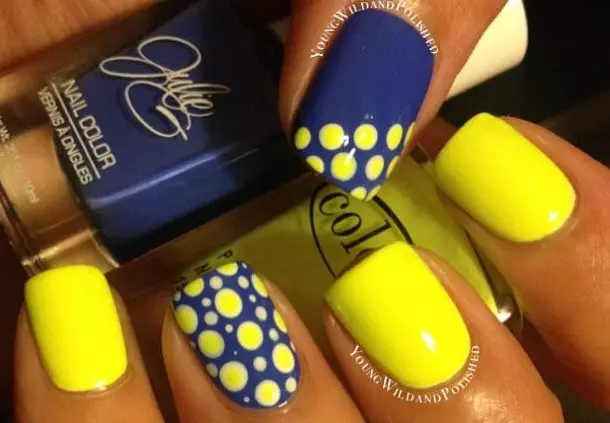 Plavo-žuta manikir (51 slike): noktiju dizajn ideje u žute i plave tonove 24468_33