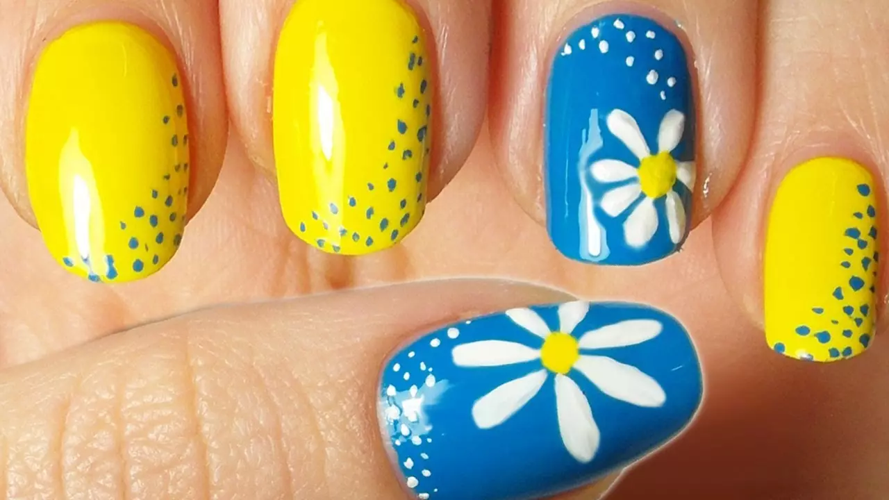 Manicura azul-amarela (51 fotos): ideas de deseño de uñas en tons amarelos e azuis 24468_35