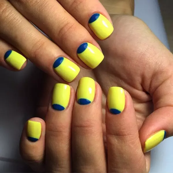 Manicura azul-amarela (51 fotos): ideas de deseño de uñas en tons amarelos e azuis 24468_39