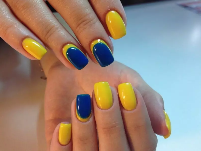 Plavo-žuta manikir (51 slike): noktiju dizajn ideje u žute i plave tonove 24468_40