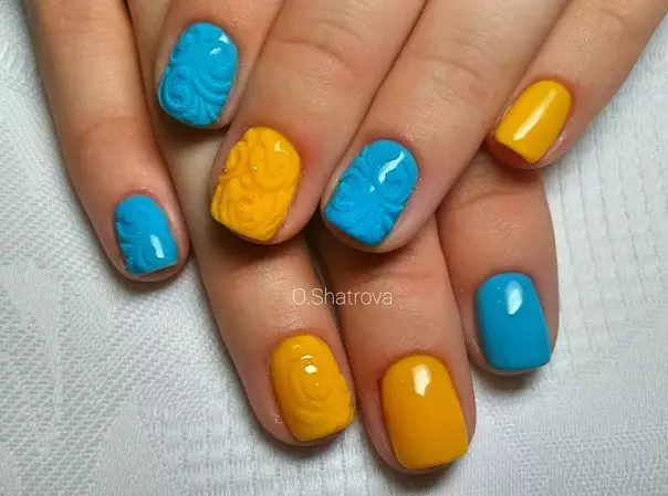 Manicura azul-amarela (51 fotos): ideas de deseño de uñas en tons amarelos e azuis 24468_41