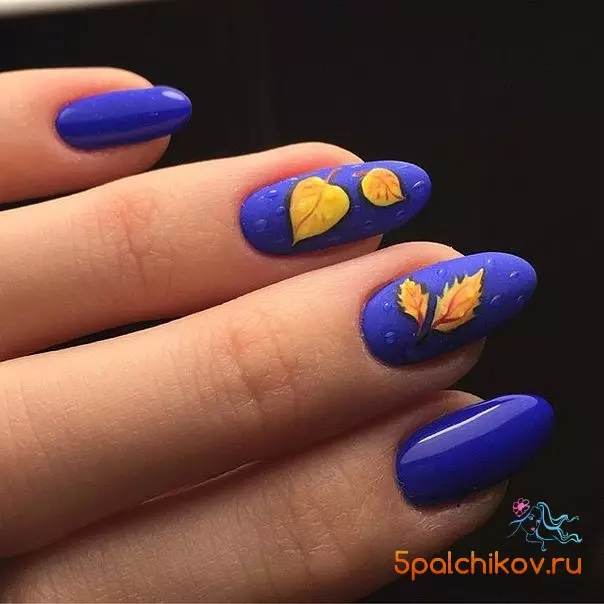 Manicura azul-amarela (51 fotos): ideas de deseño de uñas en tons amarelos e azuis 24468_42