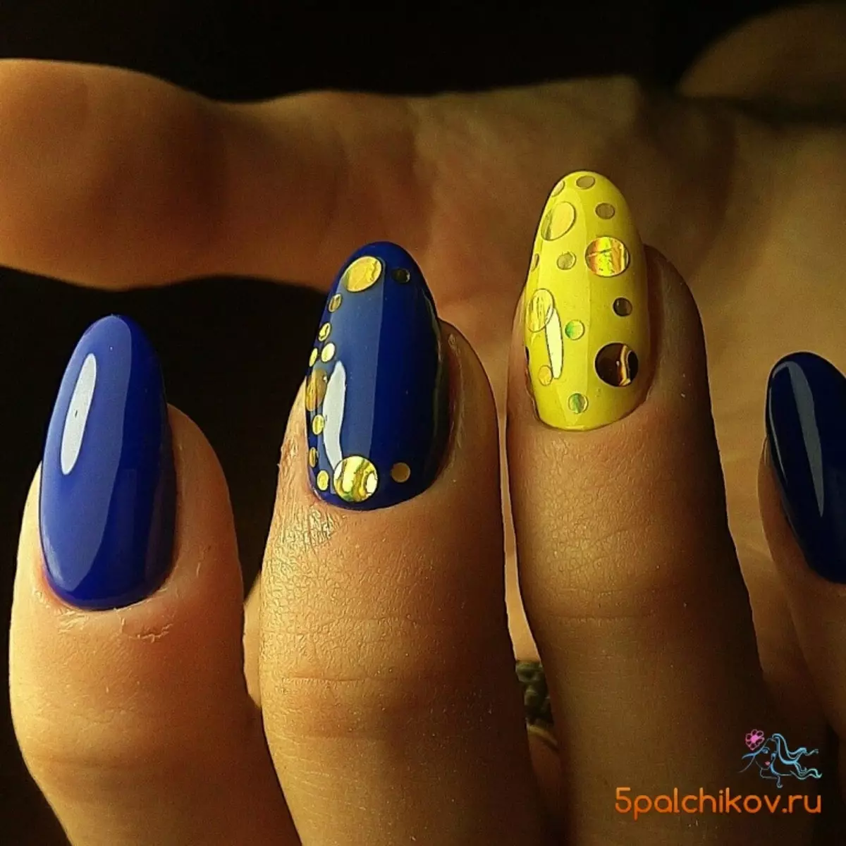 Manicura azul-amarela (51 fotos): ideas de deseño de uñas en tons amarelos e azuis 24468_45