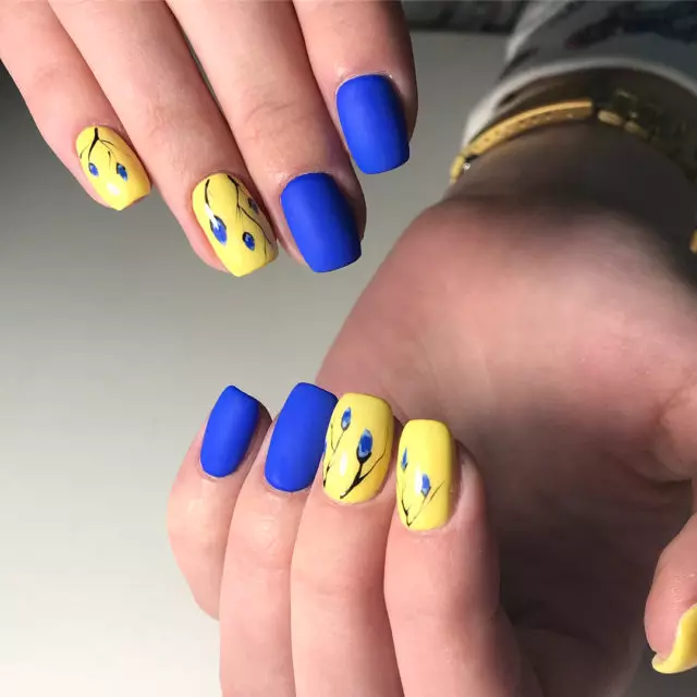 Manicura azul-amarela (51 fotos): ideas de deseño de uñas en tons amarelos e azuis 24468_47
