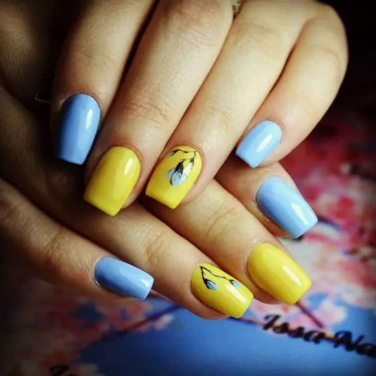 Plavo-žuta manikir (51 slike): noktiju dizajn ideje u žute i plave tonove 24468_48