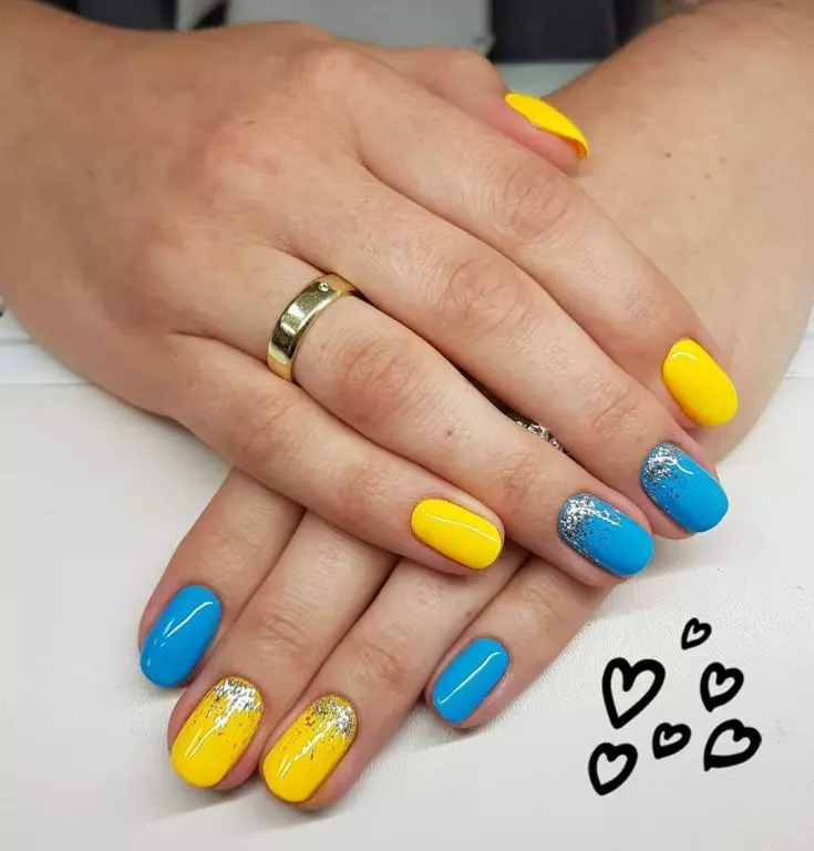 Plavo-žuta manikir (51 slike): noktiju dizajn ideje u žute i plave tonove 24468_50