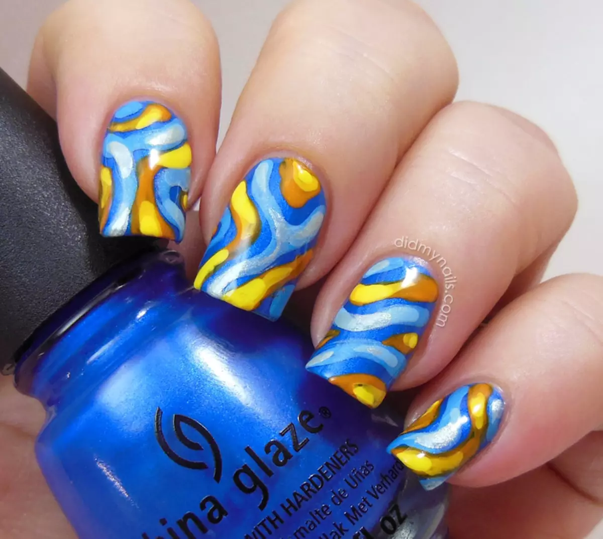 Manicura azul-amarela (51 fotos): ideas de deseño de uñas en tons amarelos e azuis 24468_6