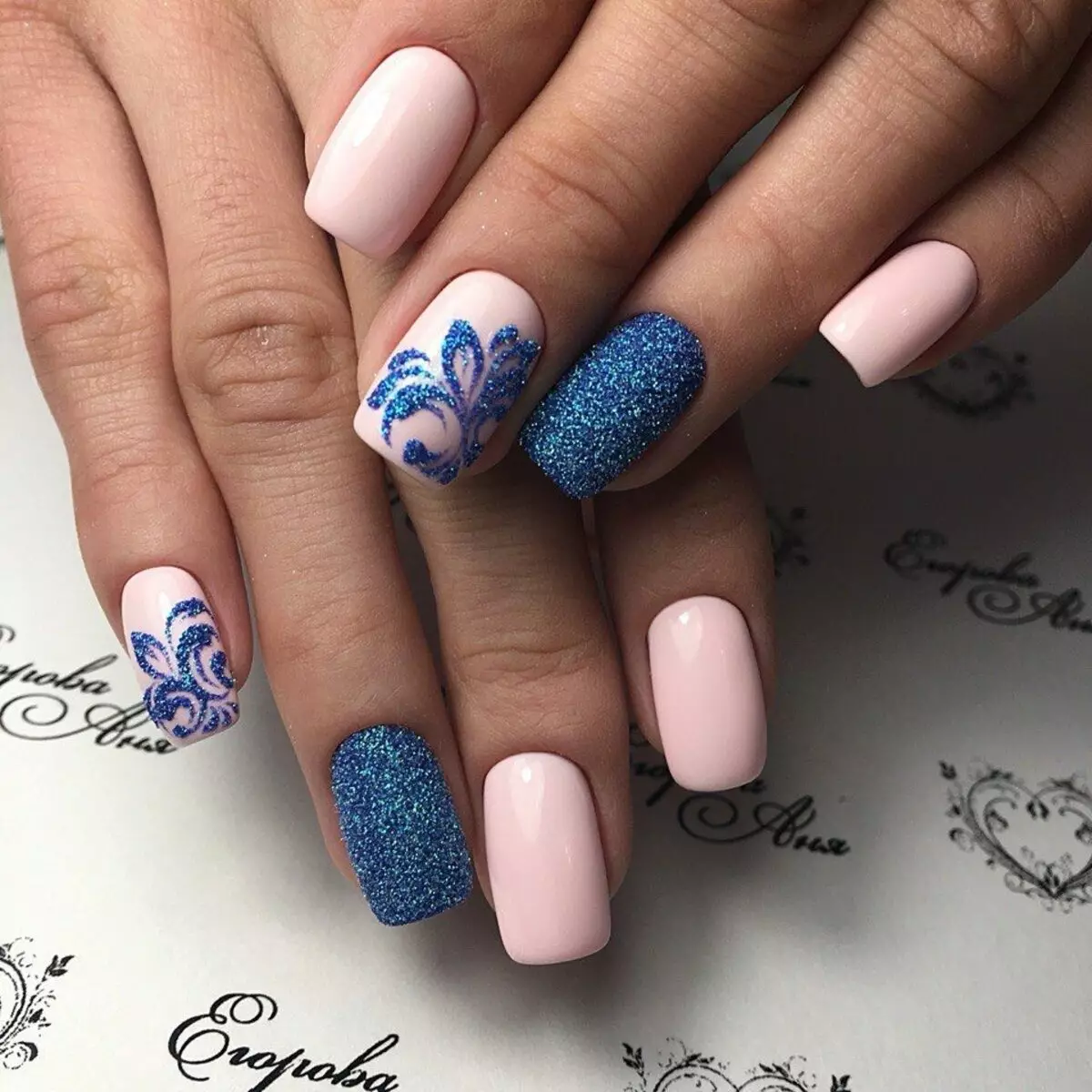 Manicura azul con rosa (35 fotos): deseño de uñas con verniz brillante 24469_3