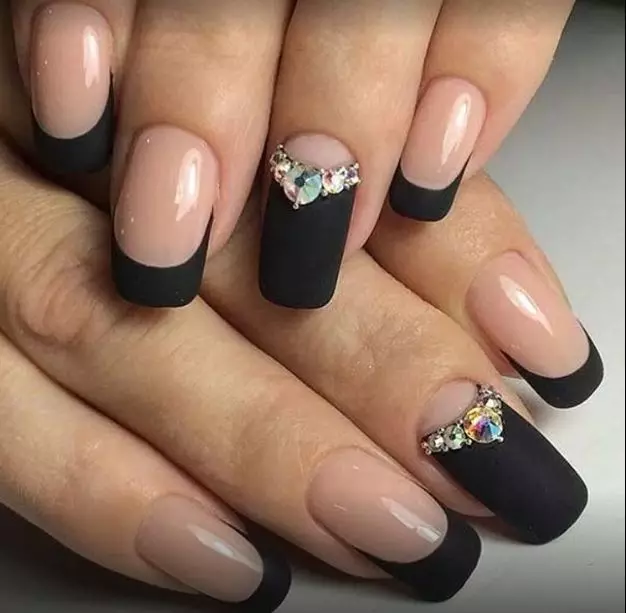 Black Manicure Franch con motivo (23 foto): Design del manicure francese sulle unghie quadrate 24472_11