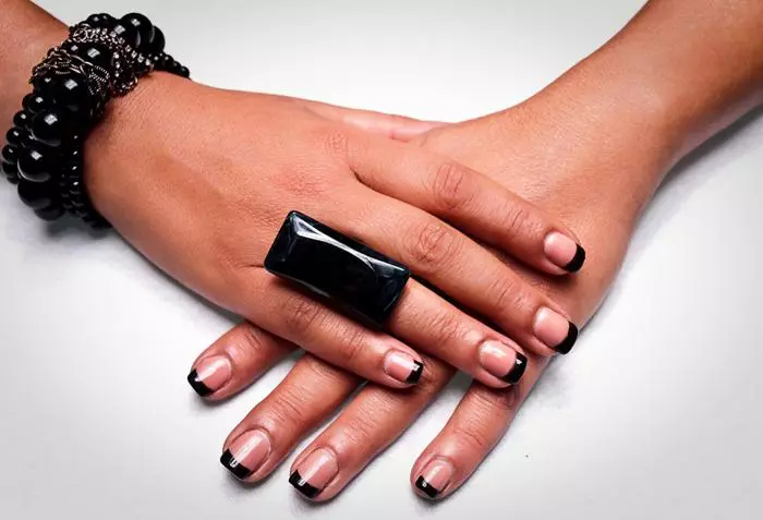 Black Manicure Franch kun ŝablono (23 fotoj): dezajno de franca manicura sur kvadrataj ungoj 24472_14