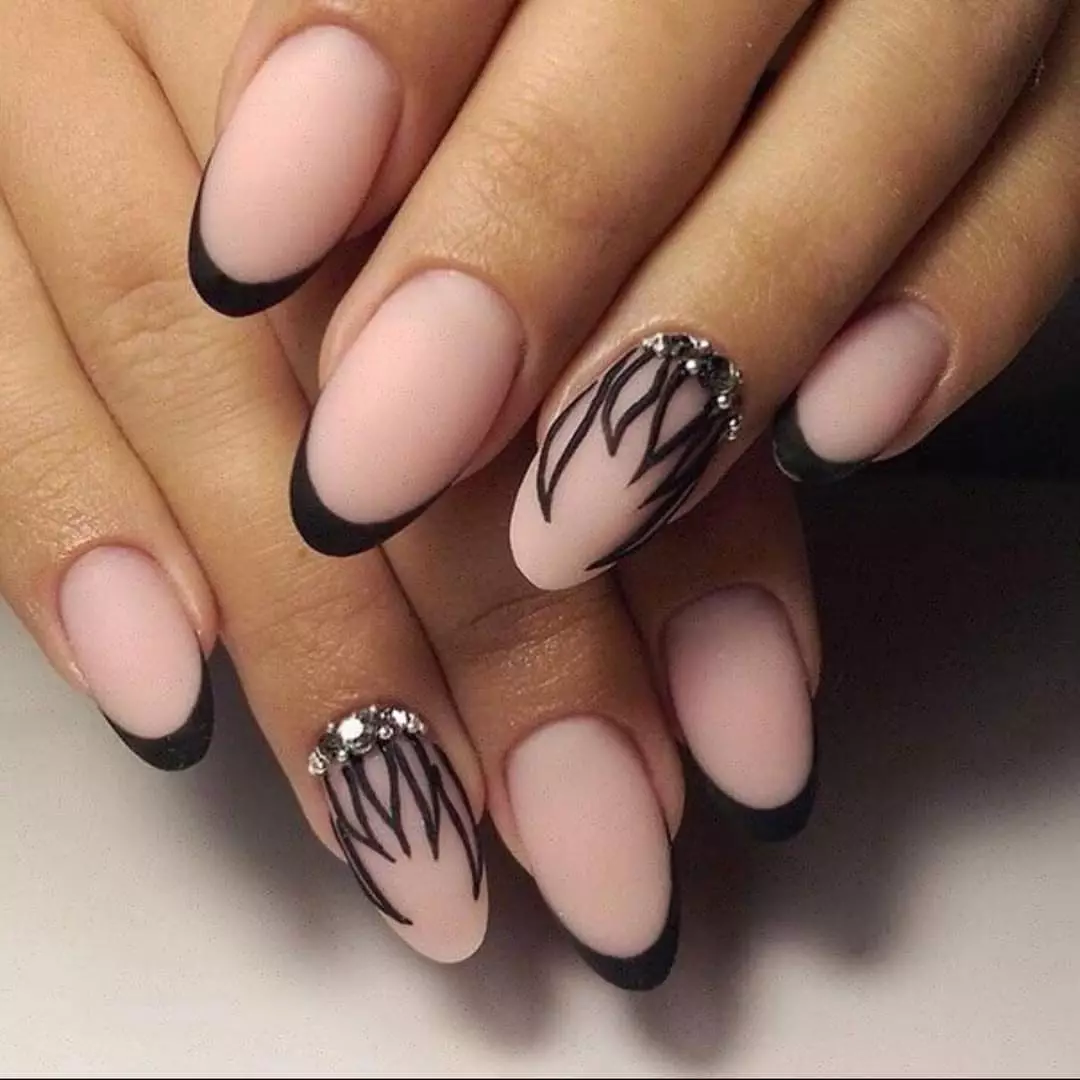 Black Manicure Franch con motivo (23 foto): Design del manicure francese sulle unghie quadrate 24472_16