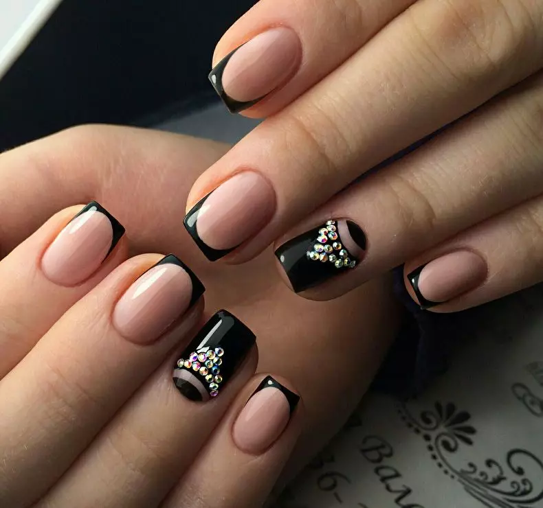 Black Manicure Franch con motivo (23 foto): Design del manicure francese sulle unghie quadrate 24472_18