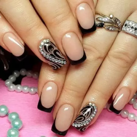 Black Manicure Franch kun ŝablono (23 fotoj): dezajno de franca manicura sur kvadrataj ungoj 24472_20