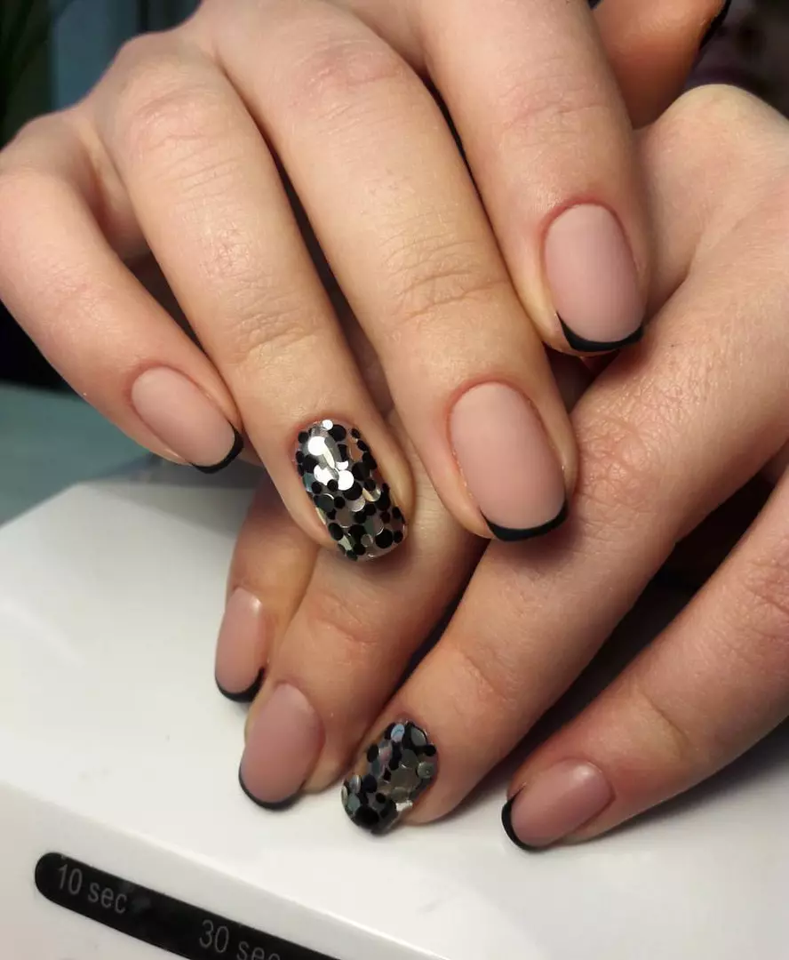 Preto Manicure Franch com padrão (23 fotos): design de manicure francesa em unhas quadradas 24472_4