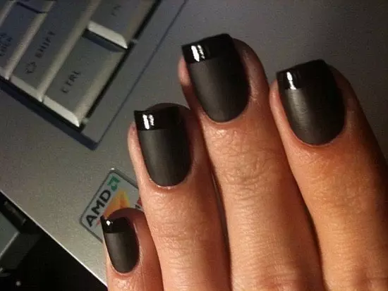 Black Manicure Franch con motivo (23 foto): Design del manicure francese sulle unghie quadrate 24472_9
