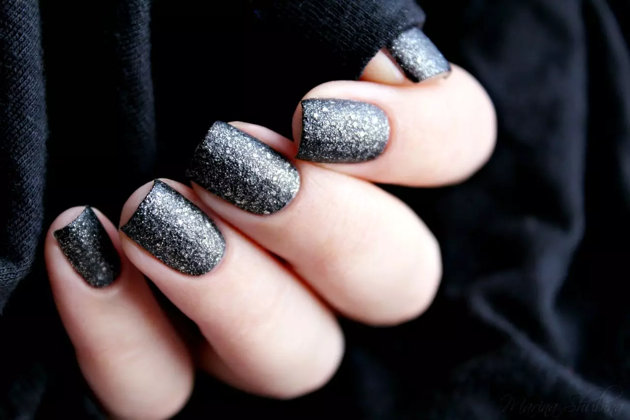 Czarny manicure z cekinami (42 zdjęcia): Design do paznokci przy użyciu lakieru matowego