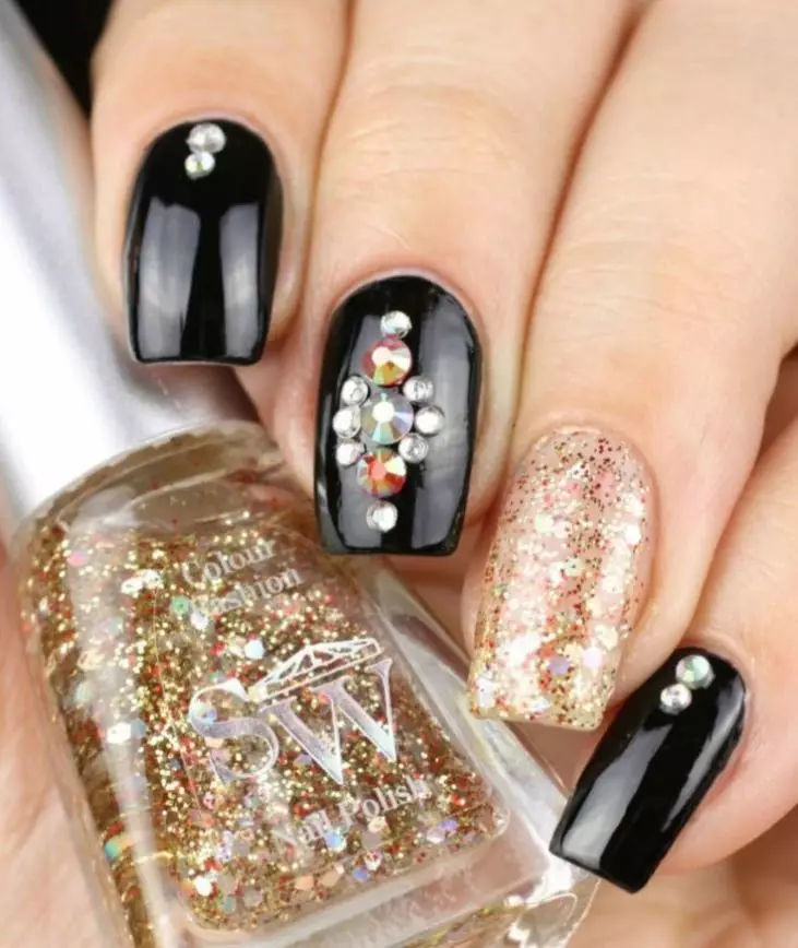 Black Manicure kun Rhinestones (49 fotoj): Najlo-dezajno kun Matte-glazuro 24478_10