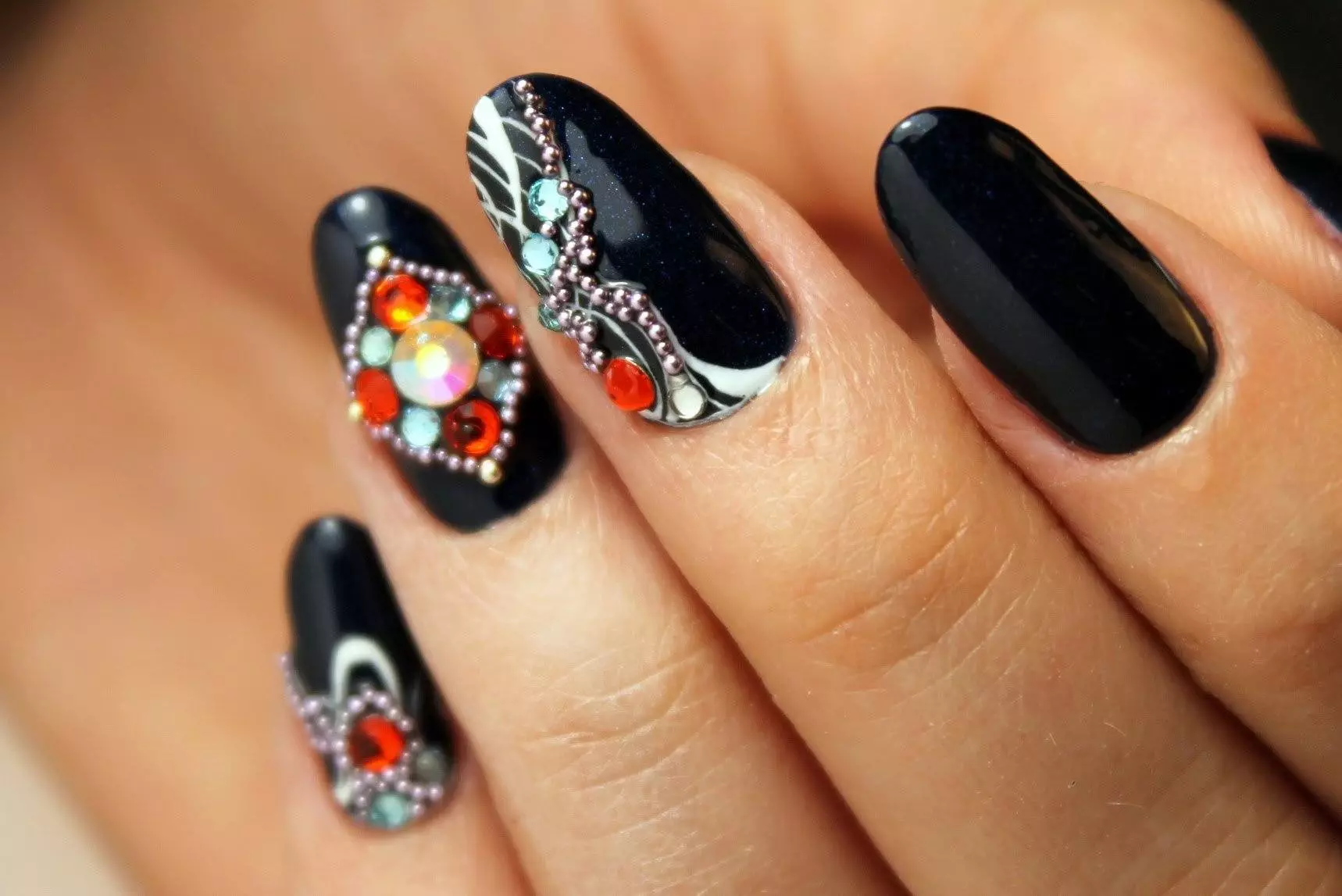 Manicura negra con Rhinestones (49 fotos): Deseño de uñas con verniz mate 24478_11