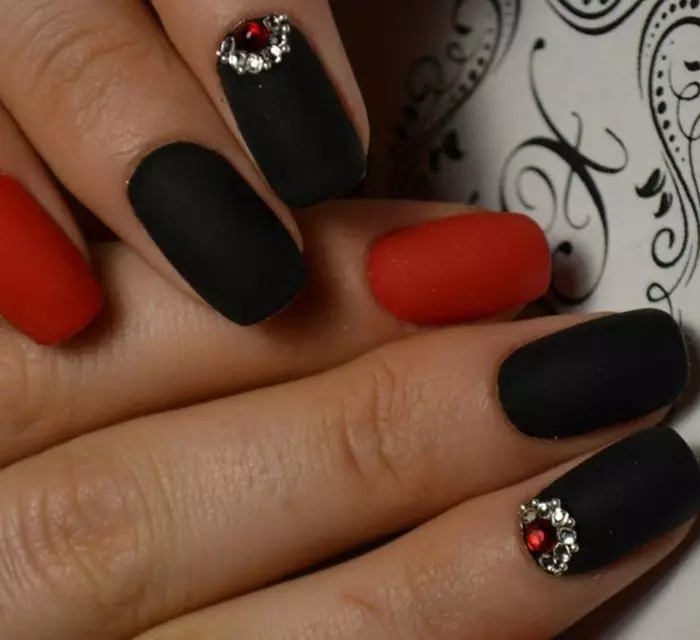 Black manicure na may rhinestones (49 mga larawan): Kuko disenyo na may matte barnisan 24478_12