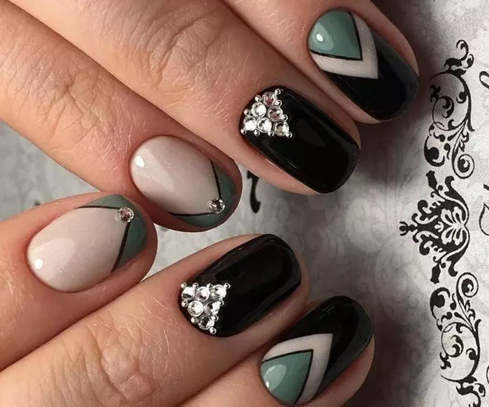 Black Manicure kun Rhinestones (49 fotoj): Najlo-dezajno kun Matte-glazuro 24478_13