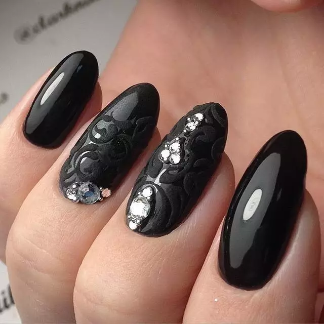 Zwarte manicure met steentjes (49 foto's): nagelontwerp met matte vernis 24478_16
