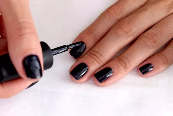 Zwarte manicure met steentjes (49 foto's): nagelontwerp met matte vernis 24478_18