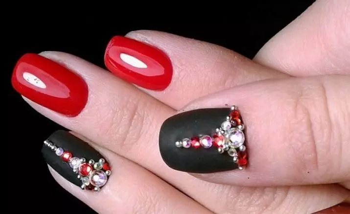 Black Manicure kun Rhinestones (49 fotoj): Najlo-dezajno kun Matte-glazuro 24478_19