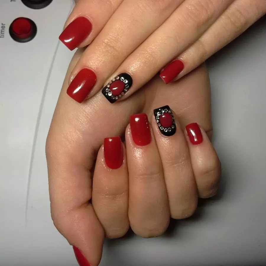 Svart manikyr med rhinestones (49 bilder): Nail design med matt lakk 24478_22