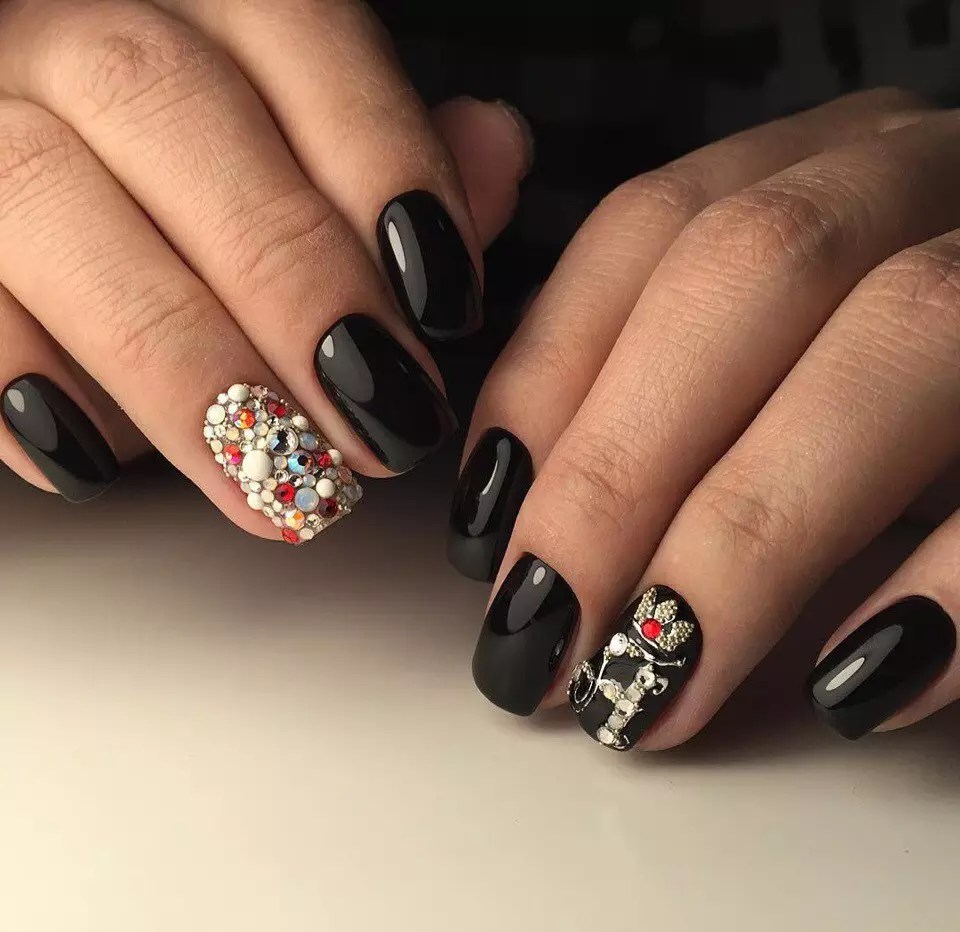 Black Manicure kun Rhinestones (49 fotoj): Najlo-dezajno kun Matte-glazuro 24478_3