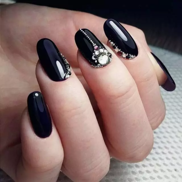 Manicura negra con Rhinestones (49 fotos): Deseño de uñas con verniz mate 24478_33